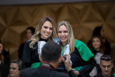 Fotos de Formatura - GUIA COMPLETO com tudo o que você precisa saber e ideias incríveis! fotos de formatura colação de grau 3 - Fotos de Formatura - GUIA COMPLETO com tudo o que você precisa saber e ideias incríveis!